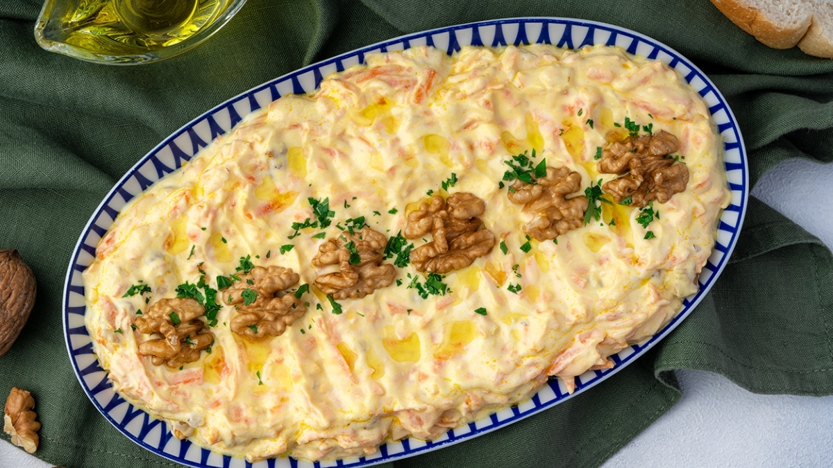 Meze severlerin yeni gözdesi olacak! Yemeklerin en lezzetli yardımcısı: Havuç tarator yapımı