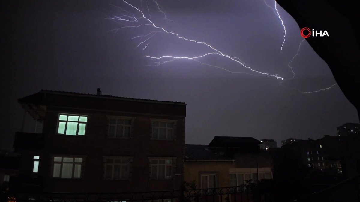İstanbul'da gökyüzüne bakan adeta dehşete düştü! Şimşekler geceyi gündüze çevirdi