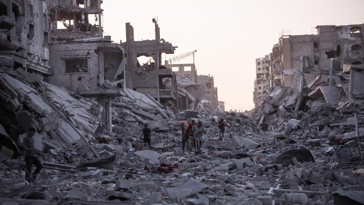 Gazze'de İsrail saldırısında hasar alan yapı çöktü: İki işçi hayatını kaybetti