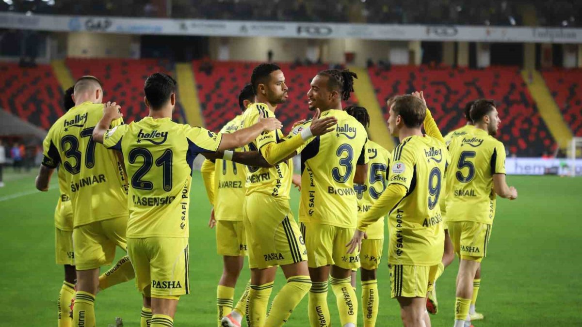 Fenerbahçe farklı kazandı: Sarı-lacivertliler, Gaziantep FK deplasmanından 4-0 galip ayrıldı