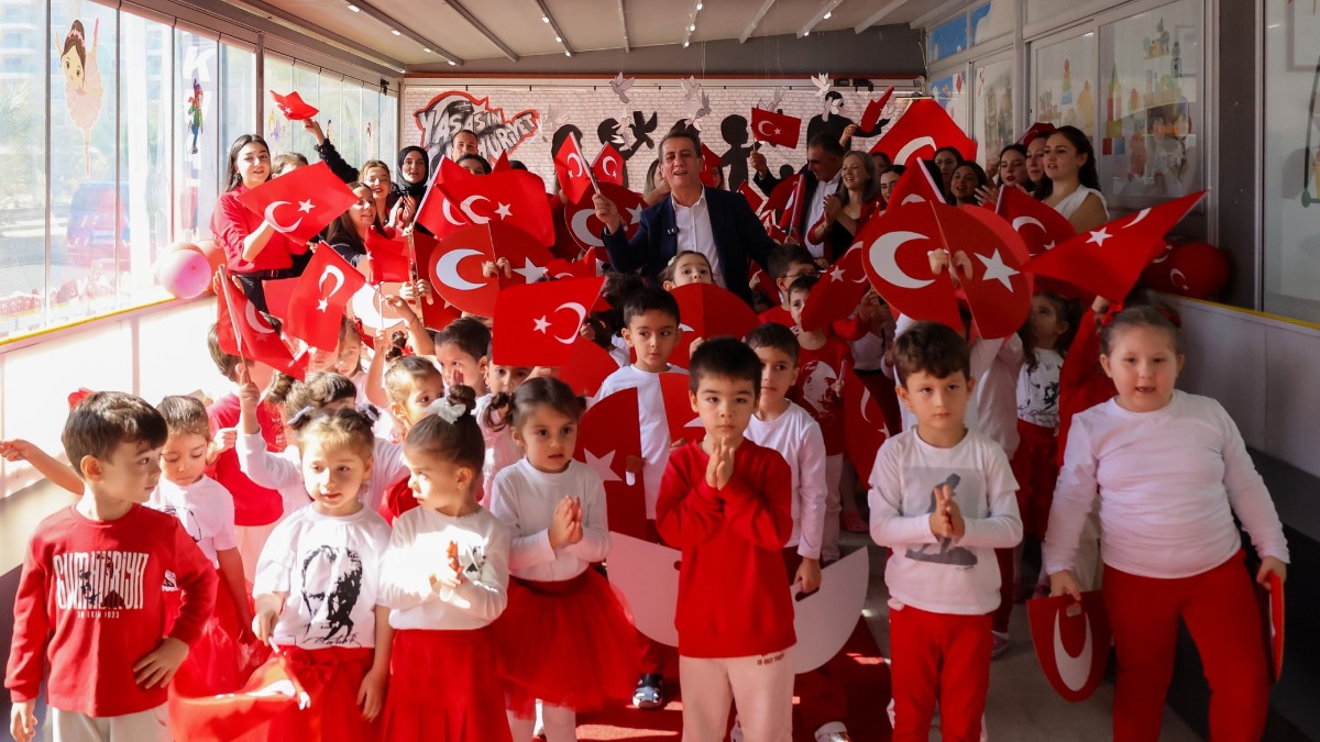 Efeler’in minik öğrencileri Cumhuriyet Bayramı’nı kutladı