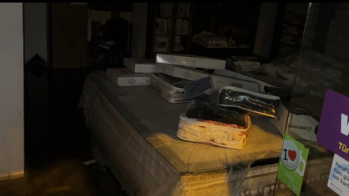 İstanbul'da sağanak etkili oldu: Beyoğlu'nda rögar taştı, bir iş yerini su bastı