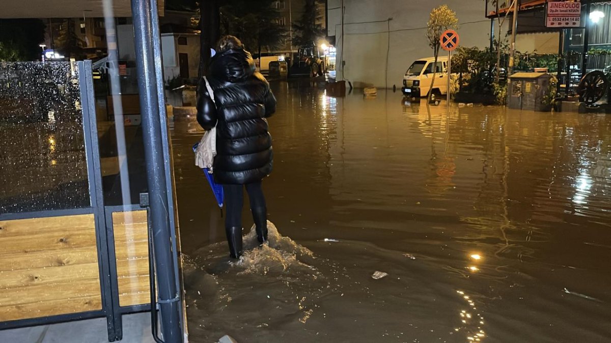 Balıkesir'de sağanak etkili oldu: Edremit ve Burhaniye'de cadde ve sokakları su bastı