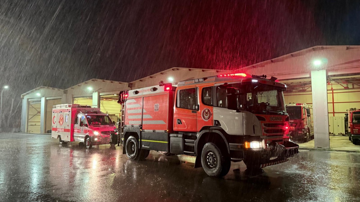 İzmir İtfaiyesi deprem sonrası destek için Sındırgı’da