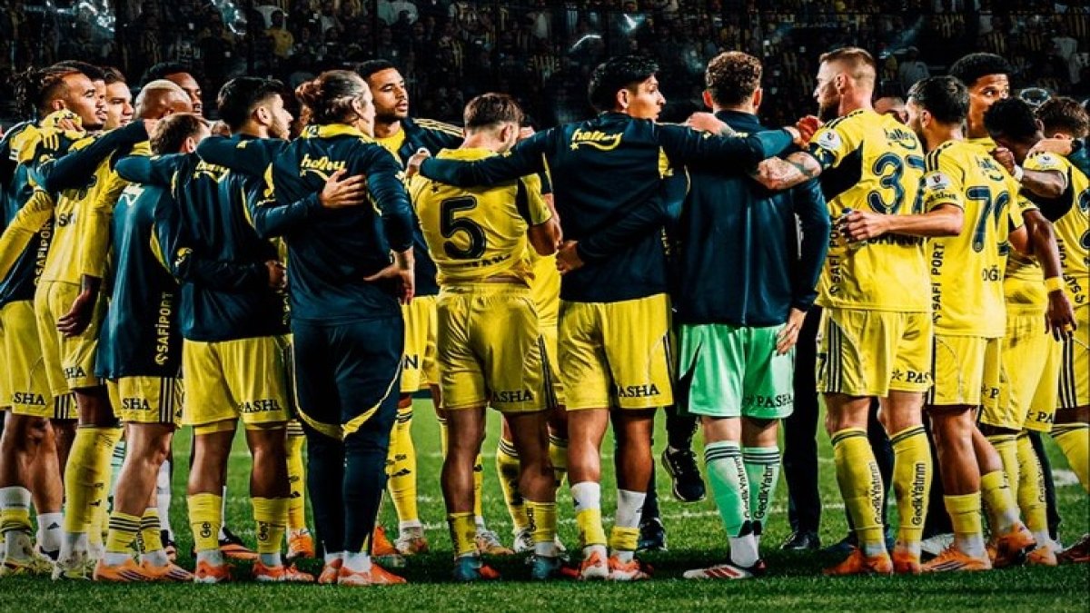 Fenerbahçe Teknik Direktörü Tedesco'dan takıma galibiyet ödülü: Sarı-lacivertli futbolculardan sevinç çığlığı