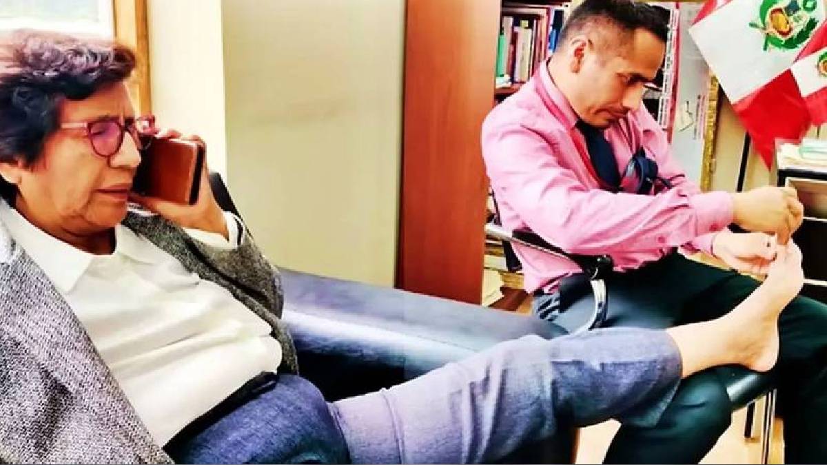 Peru’da tartışma yaratan görüntü: Milletvekili yardımcısına ayak tırnaklarını kestirdi