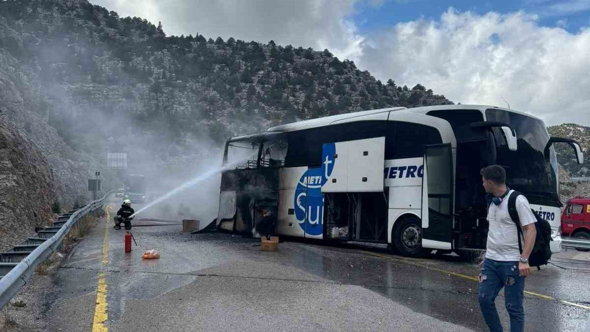 Faciaya ramak kala! Yolcu otobüsü alev alev yandı