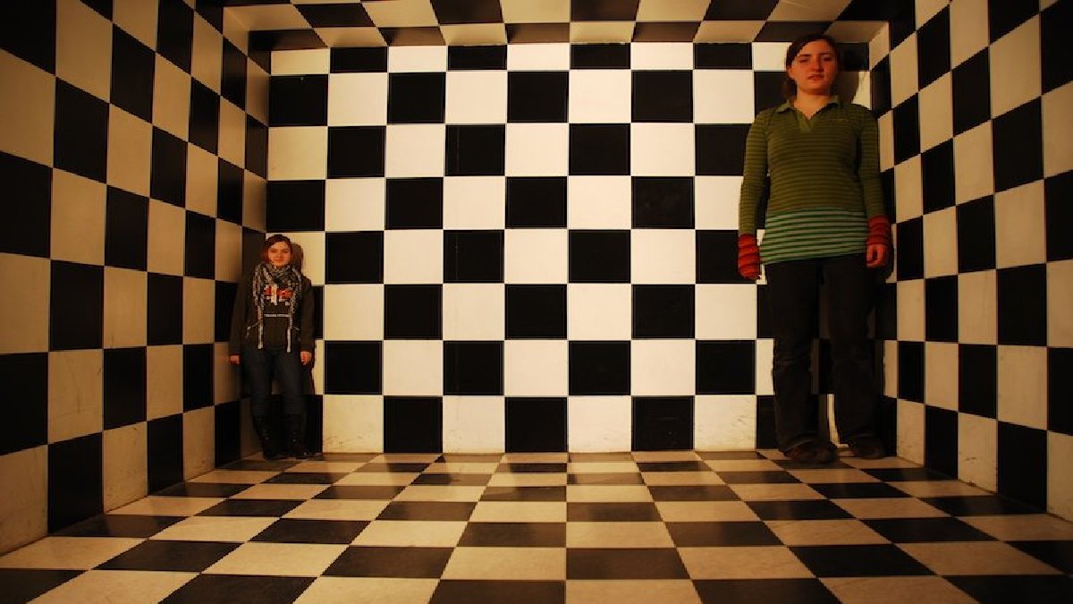 1940 yılında patenti alındı, beyninizi kandırmak için yapıldı! Burada insanlar bir büyüyüp bir küçülüyor