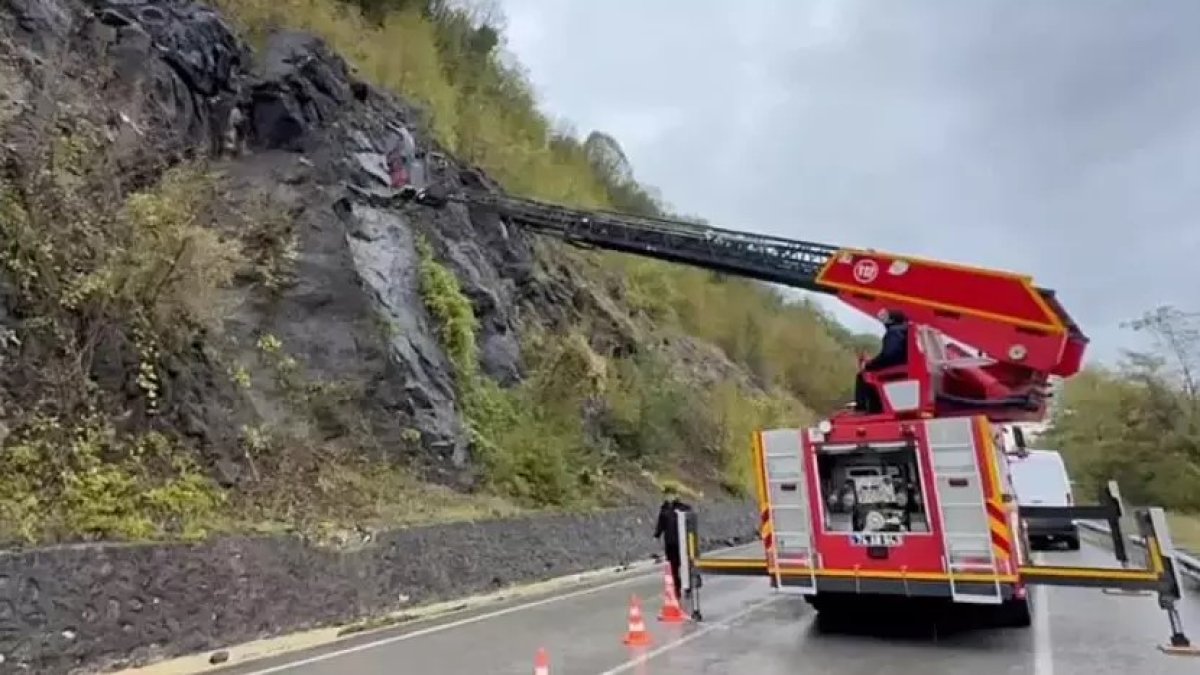 Bartın'da kayalardan sarkan kablolar paniğe neden oldu: 19 yıl önceki patlatılmış dinamitlere ait olduğu ortaya çıktı