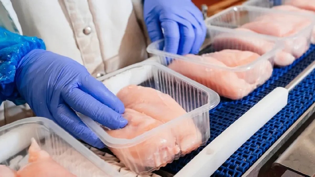 ABD’li ünlü marka tavuk ürünlerini toplatıyor! Kimse yemesin: Metal parça tespit edildi