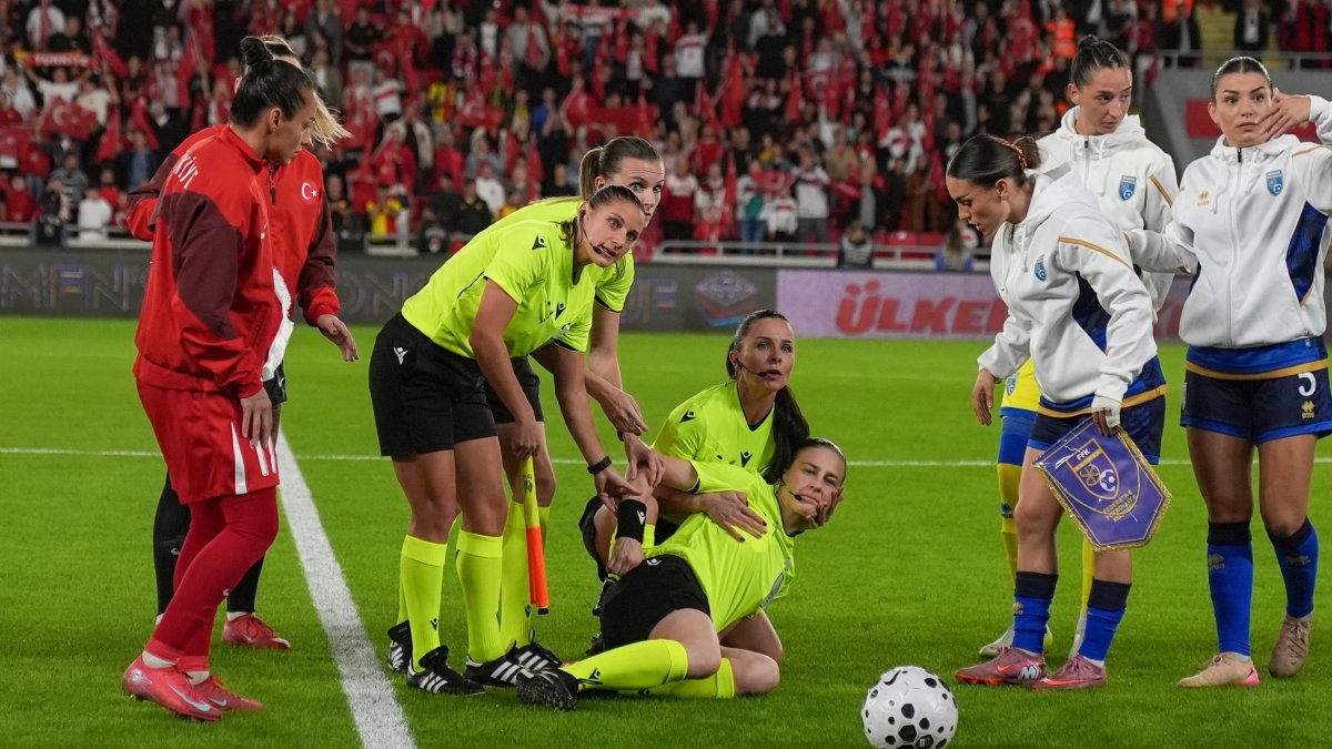 A Milli Kadın Futbol Takımı’nın Kosova ile oynadığı maç öncesi seremonisinde hakem Michalina Diakow bayıldı
