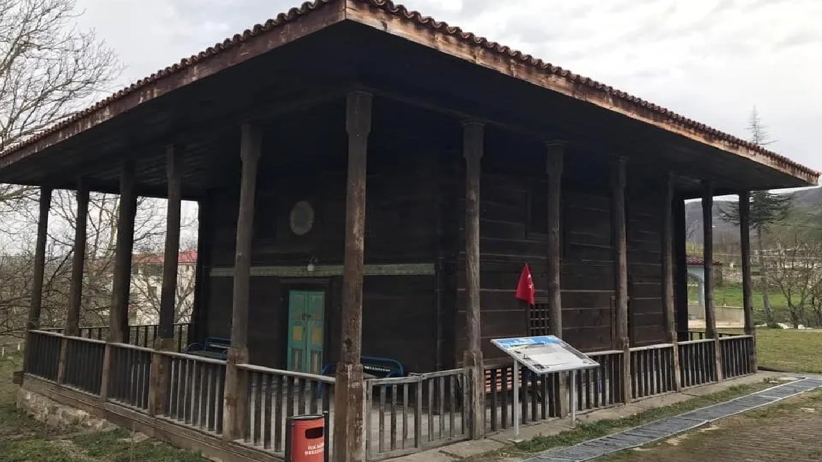 Mihrabında bal peteği bulunan cami! Hem ziyafet hem ticaret