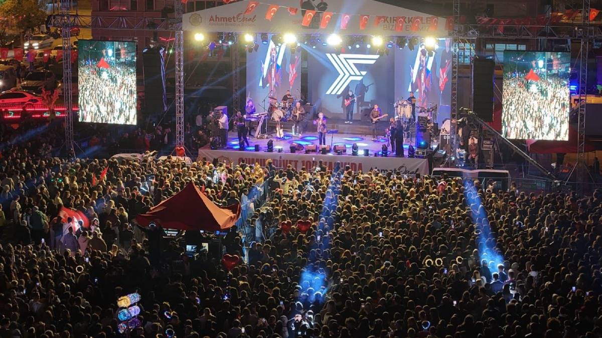 kırıkkaleliler sağanak yağışa rağmen meydanı bir an bile boş bırakmadı