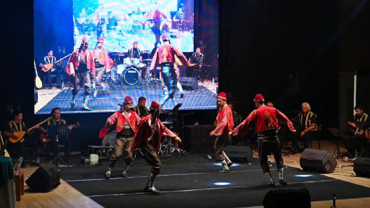 Kumluca’da bayram coşkusu Cumhuriyet’in zeybekleri ile başladı!