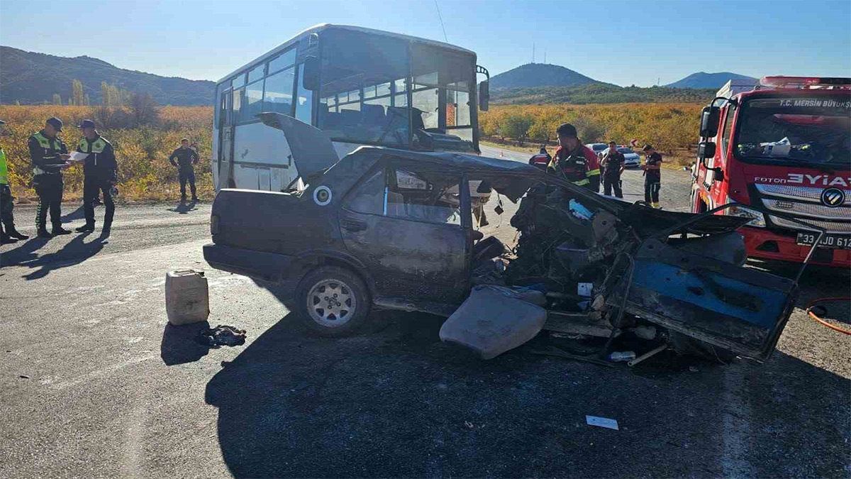 Mersin’de midibüs ile otomobil çarpıştı: 3 ölü, 12 yaralı