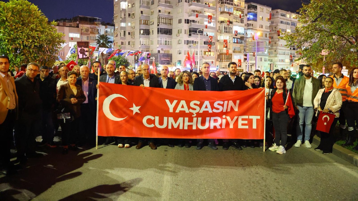 Karabağlar ’da coşkulu Cumhuriyet korteji