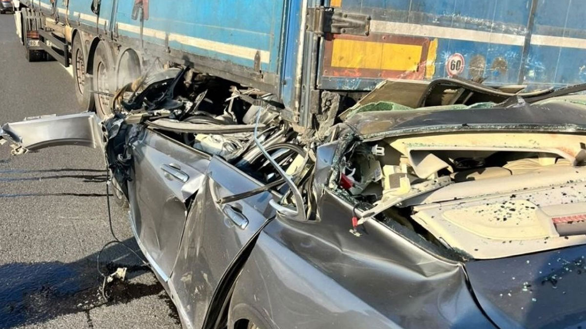 TAG Otoyolu'nda korkunç kaza: TIR'a ok gibi saplandı