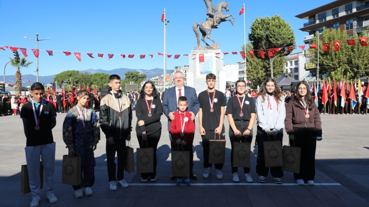 Edremit’te Cumhuriyet’in 102. yılı coşkuyla kutlandı