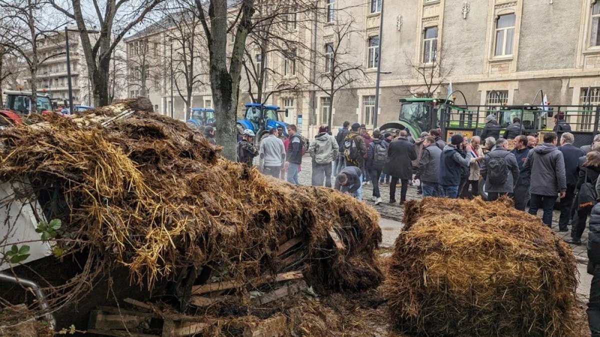 Fransa’da çiftçilerden hükümete “gübreli” protesto
