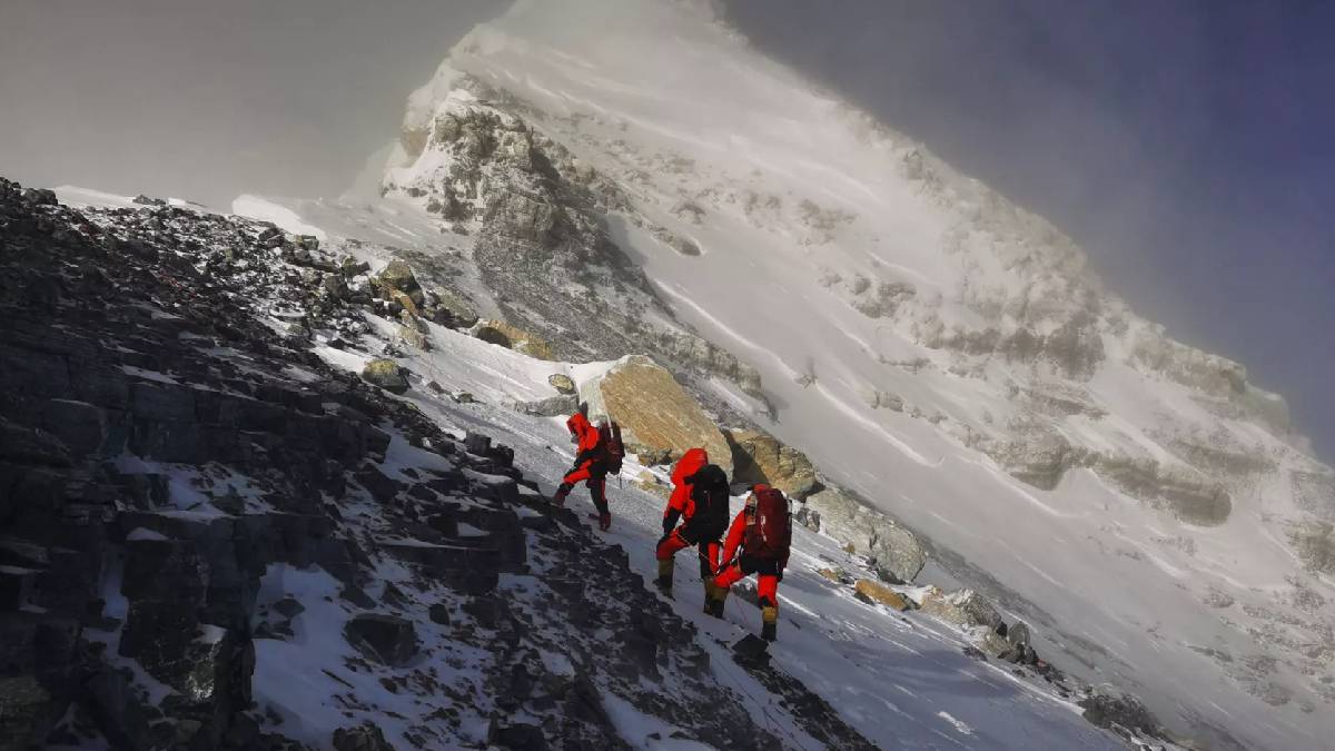 Everest’te kar faciası: Kurtarma helikopteri düştü