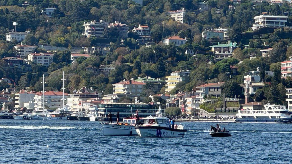 İstanbul Boğazı'nda tekneyle kano çarpıştı