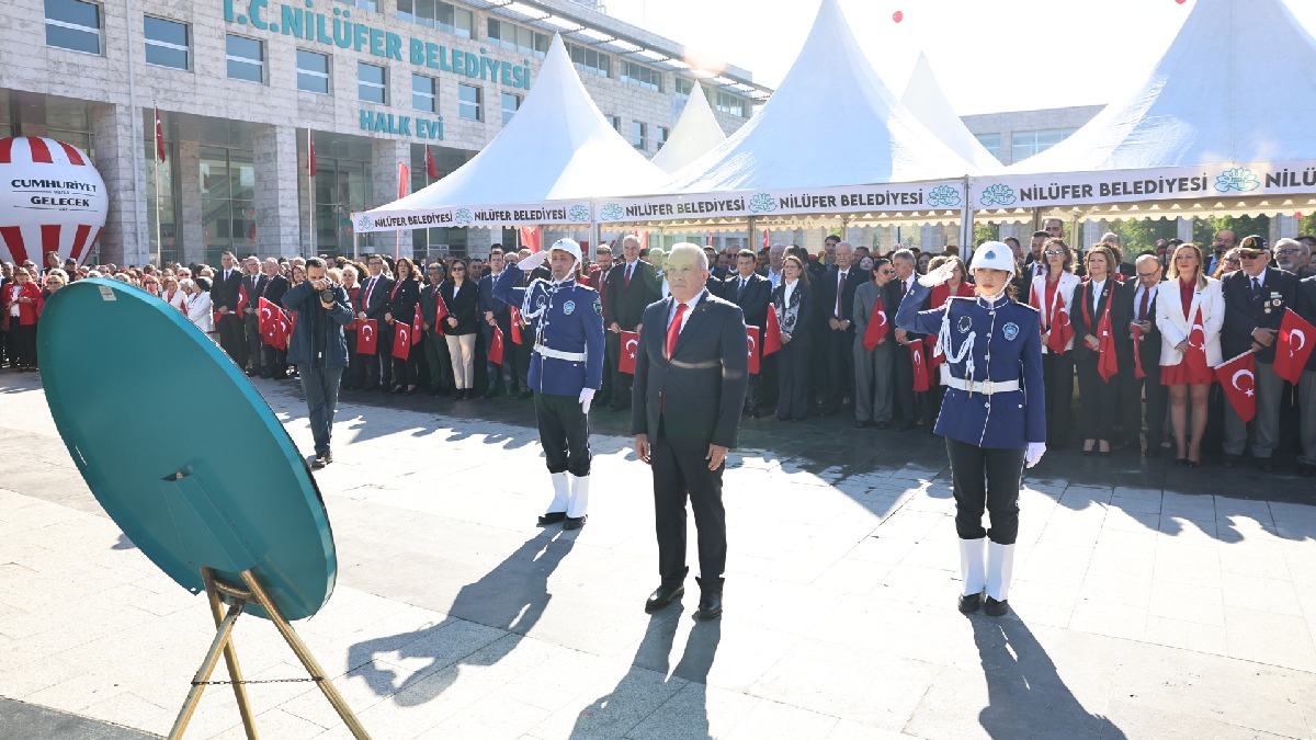 Nilüfer’de Cumhuriyet coşkusu çelenk töreni ile başladı