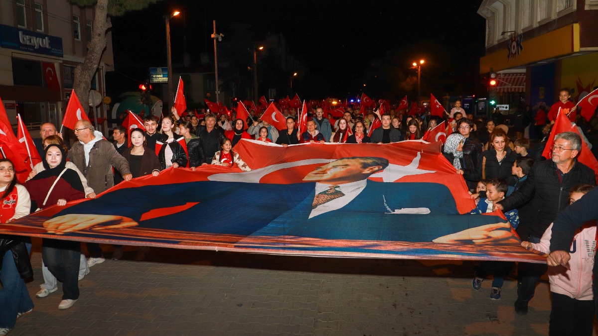 Burhaniye’de Cumhuriyet’in 102. Yılı Fener Alayıyla kutlandı