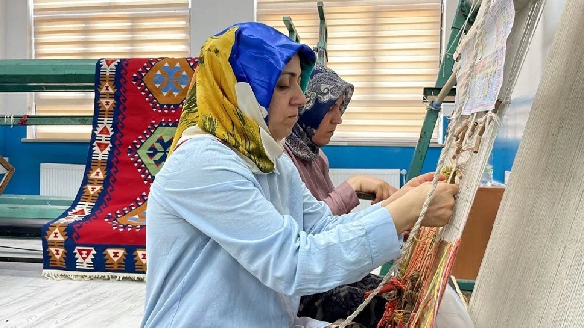 Makineyle yapması bir gün ama o 1 yıl bekliyor! İlmek ilmek işliyor, mirası geleceğe taşıyor