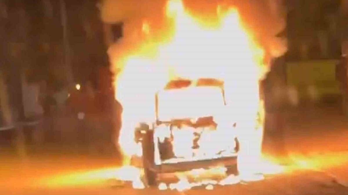 Caddede dehşet anları! Seyir halindeki araç alev topuna döndü: Motor bölümünden başlayan alevler aracı kül etti