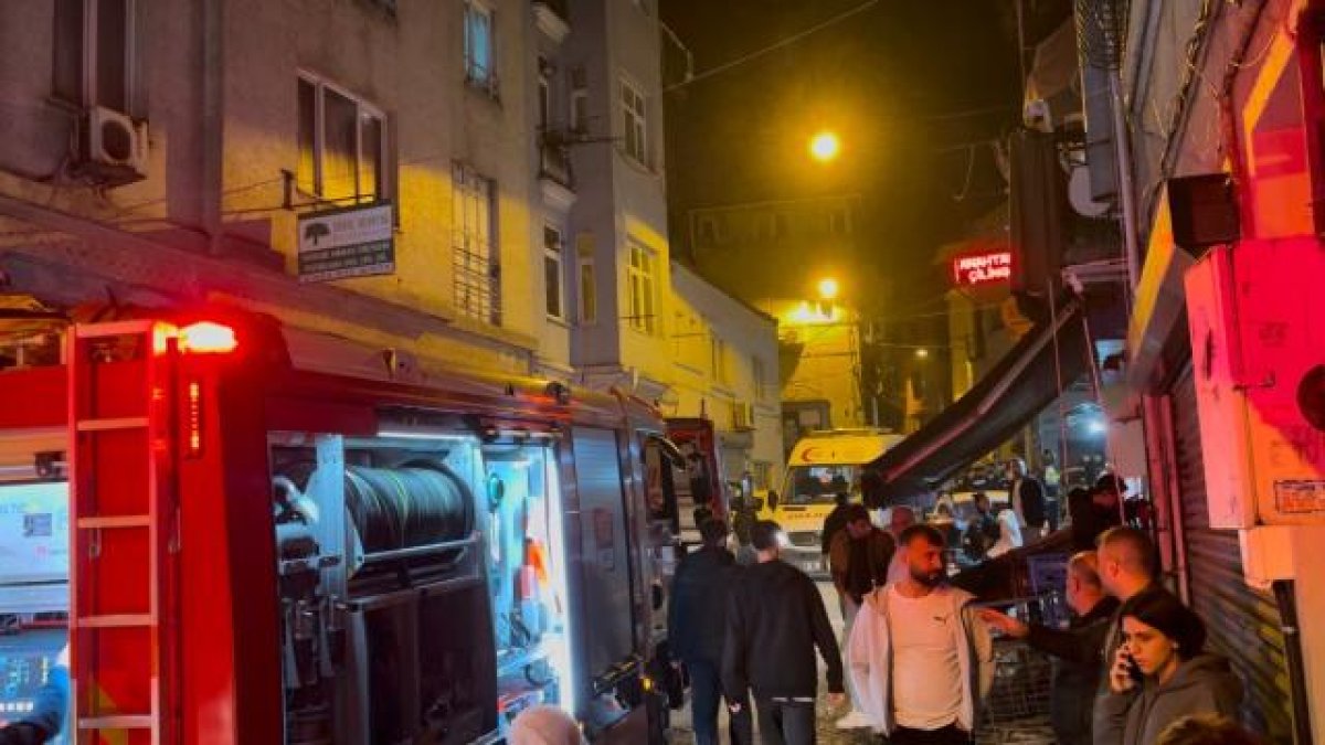 İstanbul Beyoğlu'nda panik anları: Havai fişek yangın çıkardı, 8 kişi dumandan etkilendi