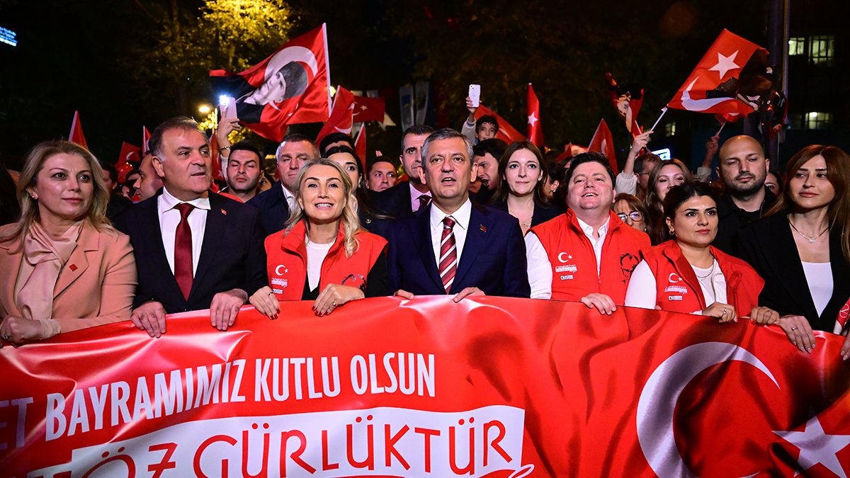 Özel'den Cumhuriyet yürüyüşünde iktidara tepki: Cumhuriyet'i taşıyan kolonlar inceltilip hedef alındı