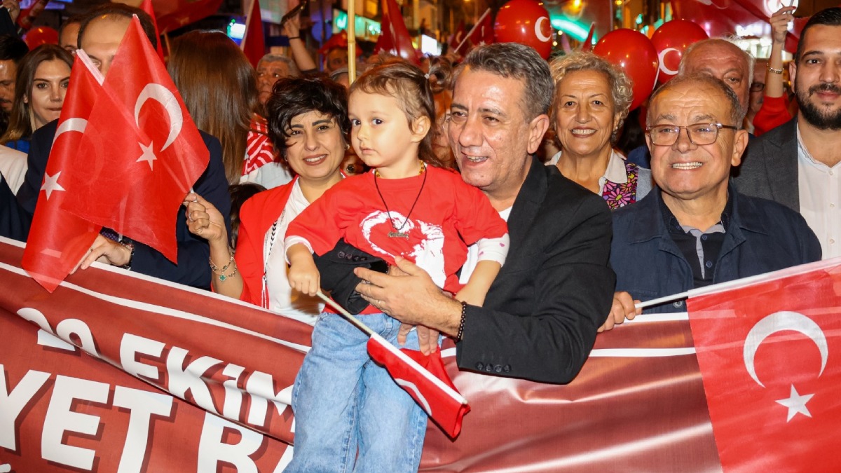 Efeler’de binlerce vatandaş Cumhuriyet Yürüyüşü’nde buluştu