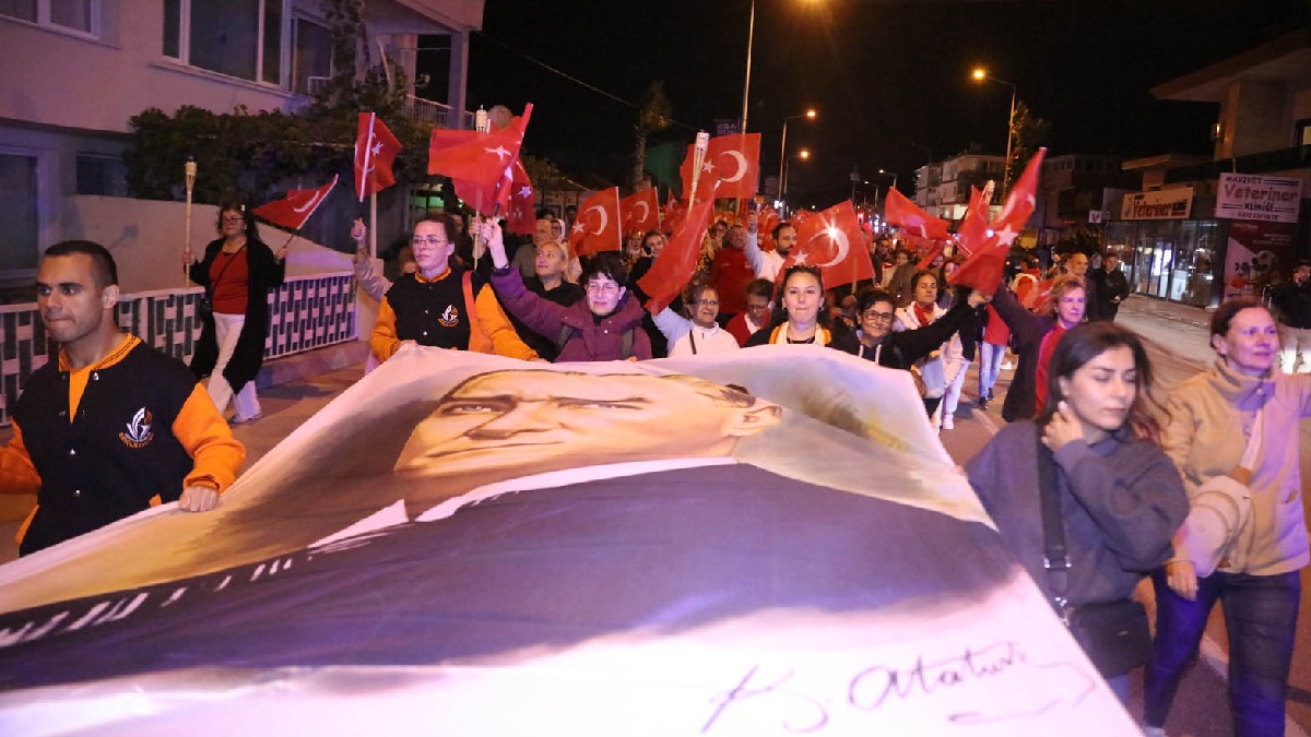 Güzelbahçe’de 102. yıl coşkusu kortej ve konserle kutlandı