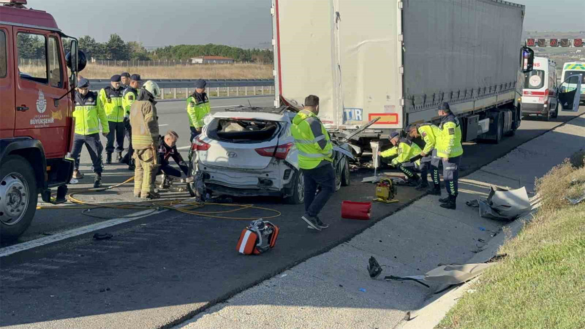 Silivri’de feci kaza: Otomobil tıra çarptı, sürücü hayatını kaybetti