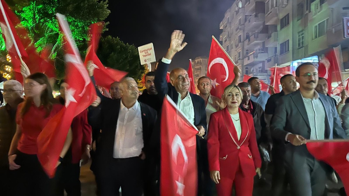 Yumurtalık caddeleri bayraklarla donandı