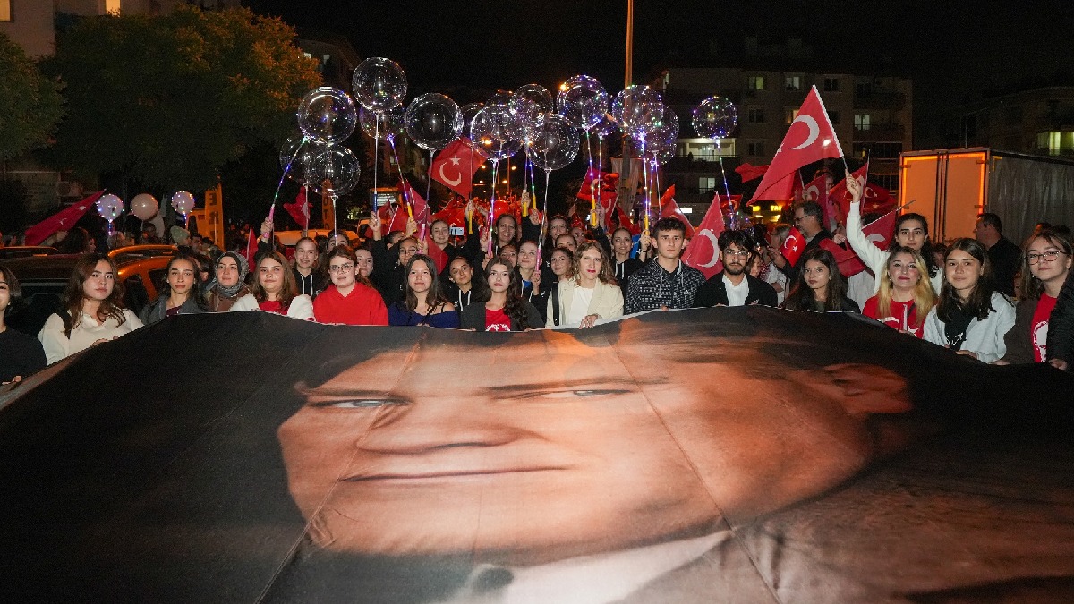 Gaziemir, Cumhuriyetin 102. yılında tek yürek oldu