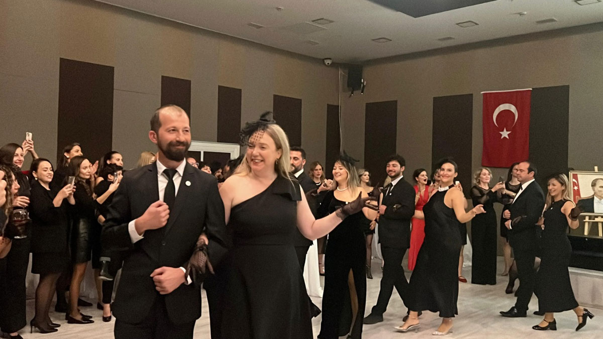 Öğretmenlerden Cumhuriyet’e zeybekli kutlama: Atatürk’ün emanetini gururla taşıyoruz