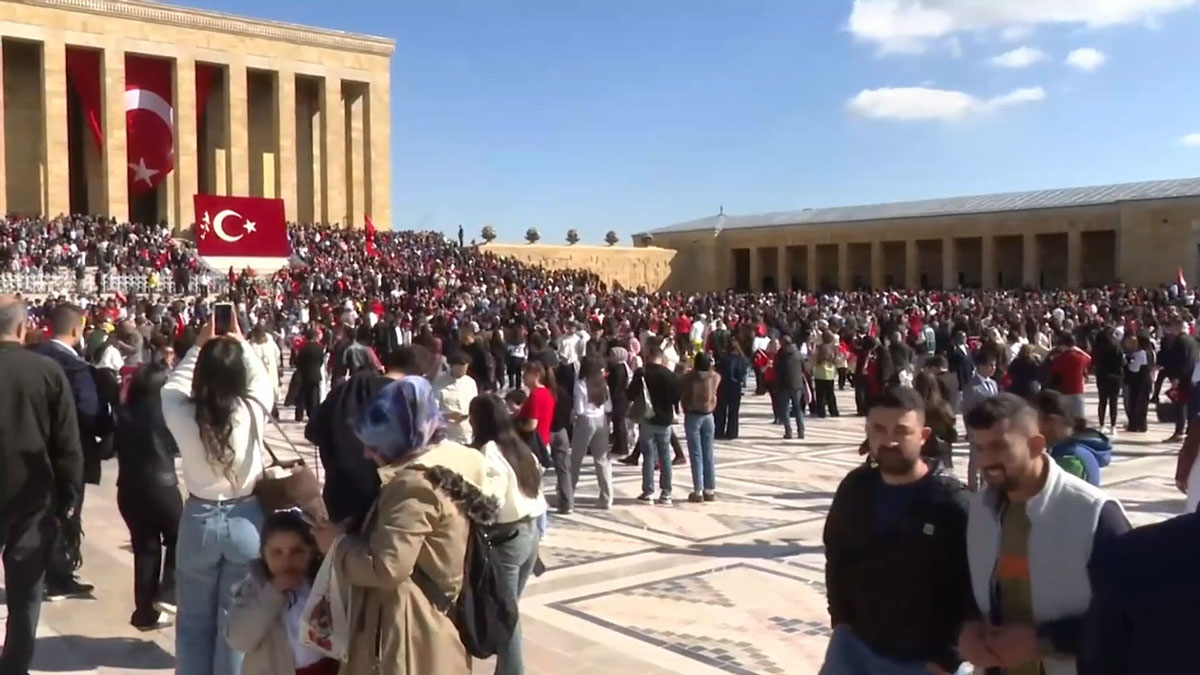 Cumhuriyet Bayramı'nda vatandaşlar Anıtkabir'e akın etti