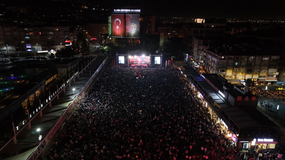 Büyükşehir, Cumhuriyet’in 102’nci yaşında Aydınlıları coşkulu kutlamalar ile buluşturdu