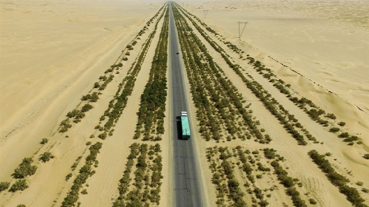 Herkes imkansız dedi, Çinli mühendisler inşaa etti! 70 derece sıcaklık, 20 metrelik kum yığınları bile engel olamadı