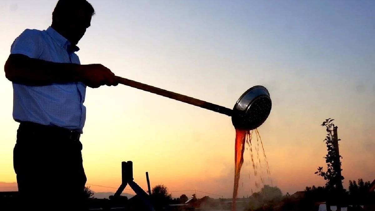 Kazanda kaynayarak gelen bereket! Bu gelenek yüzyıllardır bitmiyor: Köpüğü bile özenle yeniliyor