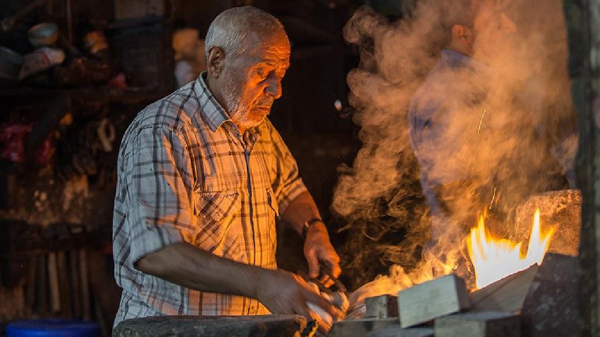 75 senedir aşkla yapıyor, 20 metrekarede hayatını yaşıyor! Şanlıurfa’nın bakırları ondan soruluyor