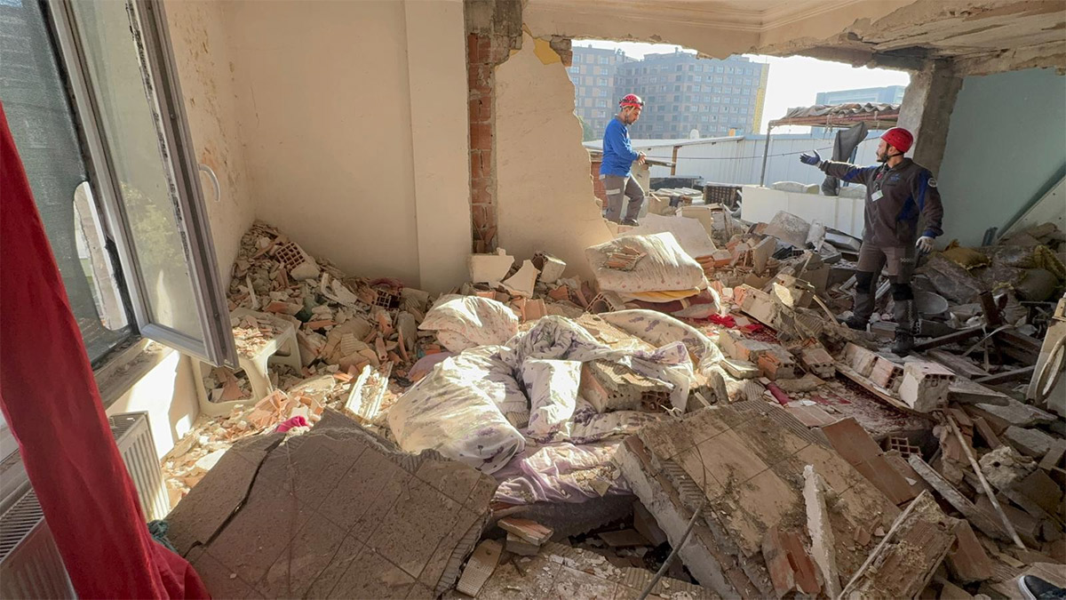 Küçükçekmece'de bir dairede patlama! Duvarlar yıkıldı, ev kullanılamaz hale geldi