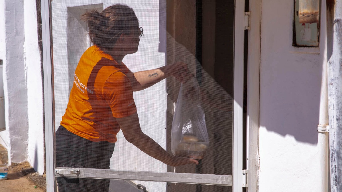 Güzelbahçe Belediyesi ihtiyaç sahibi vatandaşların yanında olmayı sürdürüyor: “Dayanışma Mutfağı” ile her gün sofraları ısıtıyor