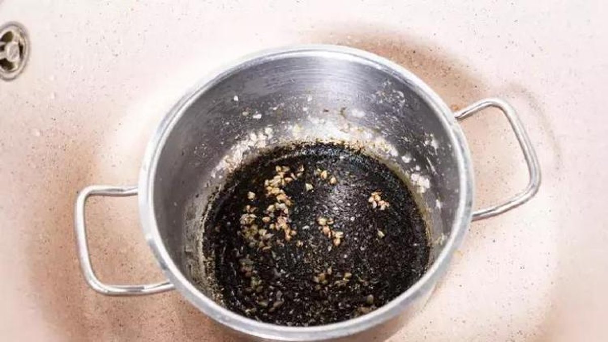 Ovma derdine son! Tenceredeki yanık lekelerini çizmeden yok eden mucize yöntem