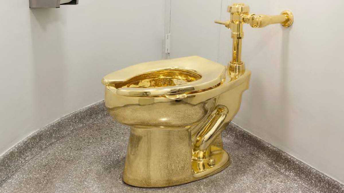 Saf altından yapılan dünyanın en pahalı tuvaleti açık artırmada