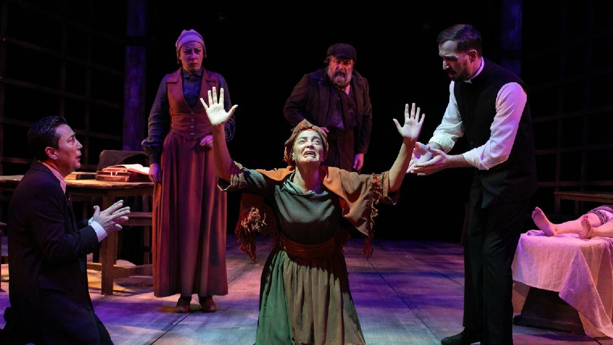 İzmir Şehir Tiyatroları’ndan Cadı Kazanı için görkemli prömiyer