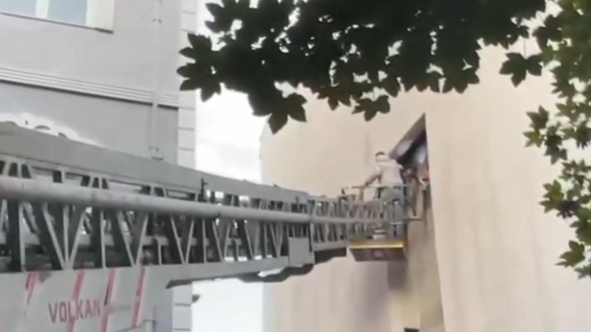 Polisten kaçmaya çalışan şahıs, atladığı baca boşluğunda sıkıştı: İtfaiye kurtardı