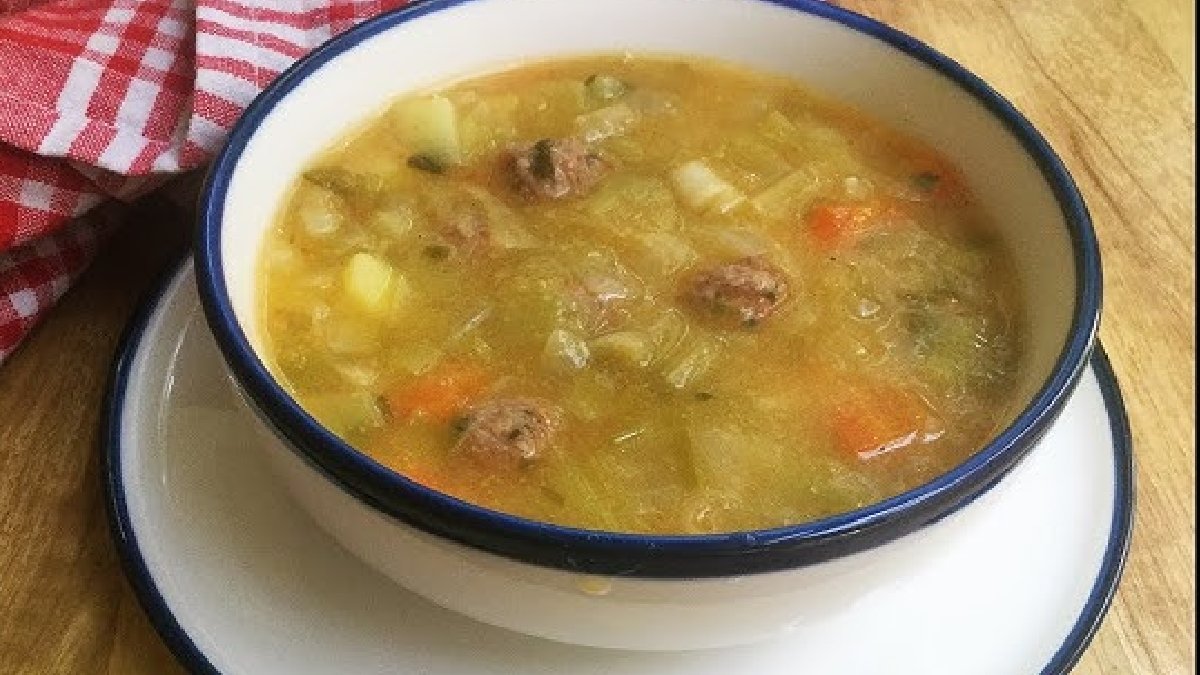 Kimse lezzetinin farkında değil! Sofraların yıldızı: Köfteli pırasa çorbası tarifi