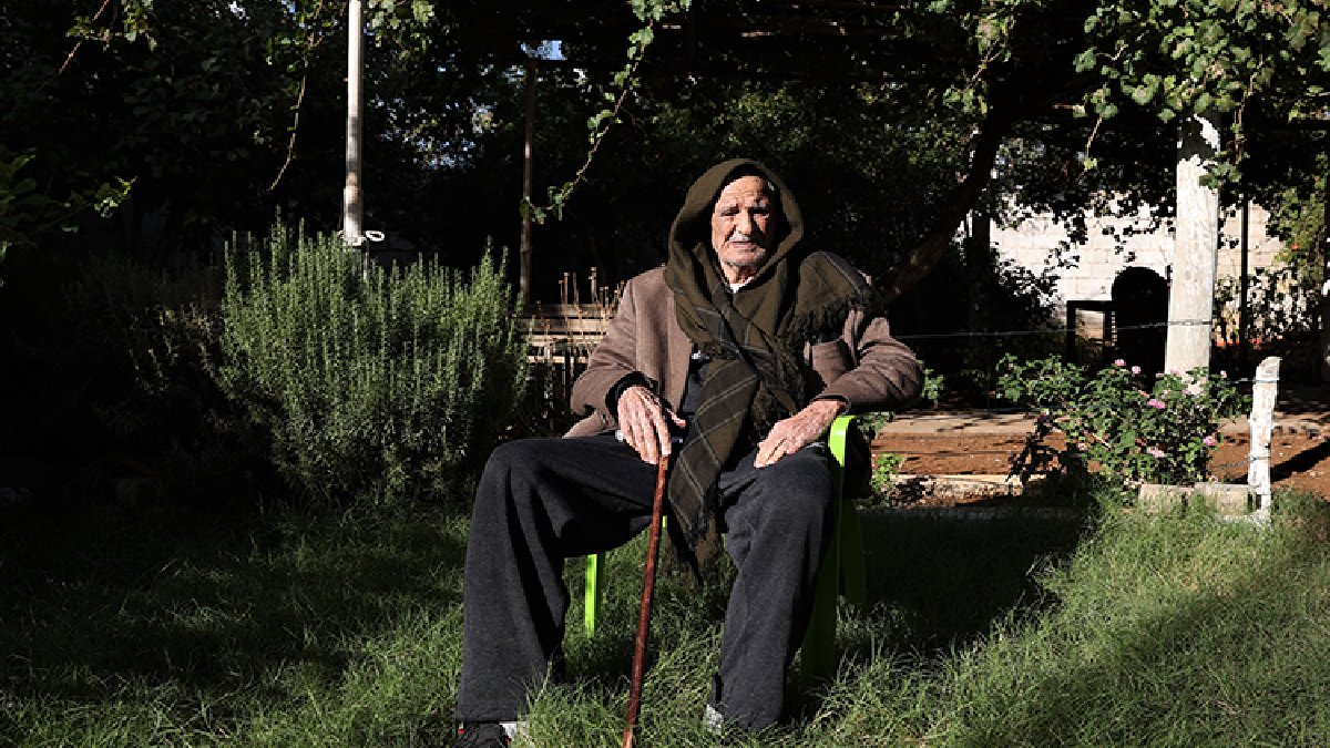 Cumhuriyet’in 102. yılını kutladı! 102 yaşındaki Ahmet dede uzun yaşamın sırlarını anlattı